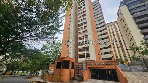 En Alquiler Apartamento Totalmente Amoblado, Ubicado En Una De Las Zonas Mas Seguras Y Estratégicas Del Norte De Valencia. El Inmueble Cuenta Con Amplia Sala- Comedor Con A/a Y Ventanales Con Hermosa