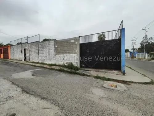 Terreno En Venta Ubicado En Cabudare Av Bolivar Con Carrera , Codigo 2 4 1 6 9 5 7 , Mildred En Zona Comercial Por Excelencia Y Un Esquina Con Mucho Tránsito. Ideal Para Comercio O Residencia