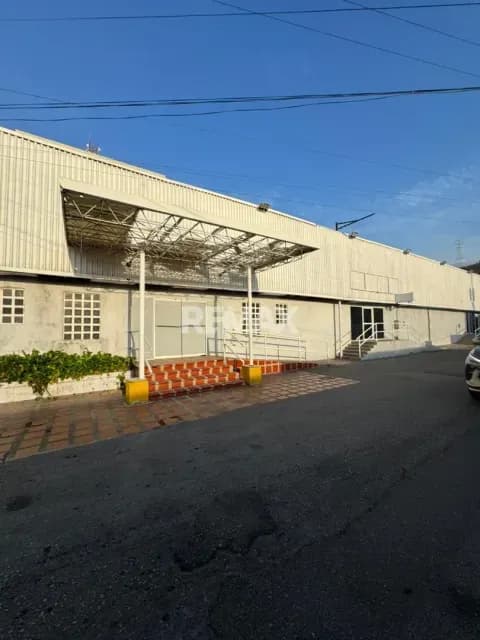 LOCAL COMERCIAL EN ALQUILER UBICADO EN LAS GARZAS, DETRÁS DE MEDITOTAL