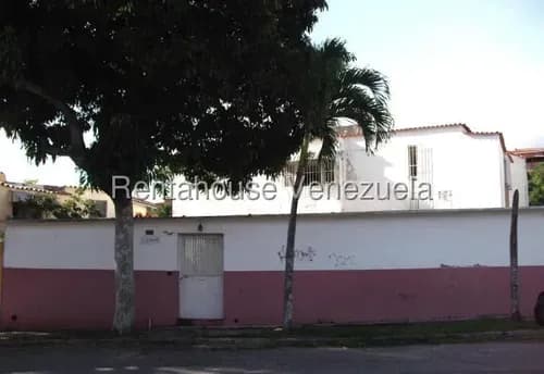 Casa En Venta En El Cafetal, Calle Cerrada Con Vigilancia. 26-19399