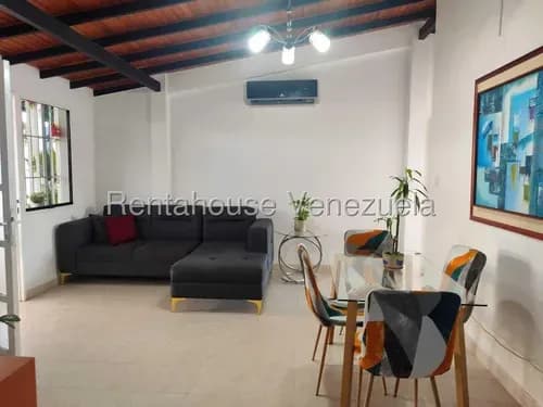 Casa En Venta En Urbanismo Privado Con 228 M2 De Construcción En La Campiña, Cabudare //# Mónica Carrasquel / 26-18514 | 228 Mtros | Seguridad |