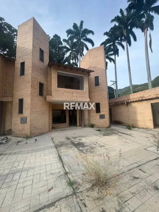 EN VENTA TOWN HOUSE UBICADO EN EL CASTAÑO