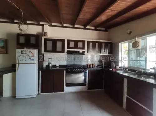 Emg Vende Casa Comoda Para Remodelar En Zona Del Valle - Isla De Margarita