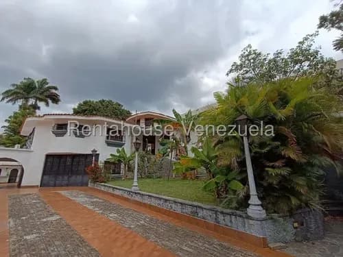 Tu Hogar Ideal En La Viña Te Espera, Imagina Despertar Cada Día En Esta Imponente Propiedad De Estilo Clasico Con Toques De Madera, De 1,000 M De Terreno Y 800 M De Construcción,