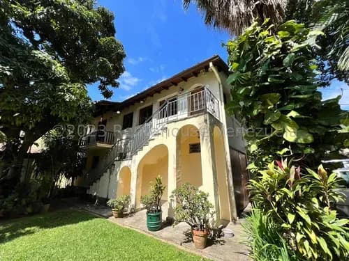 Casa En Venta Amoblada Lista Para Habitar En Los Chorros, 4500m2, 4h, 8b, 10p, Terraza, Jardin, Calle Publica, Vigilancia, Vista Al Avila, Mls #23-18308 Bm