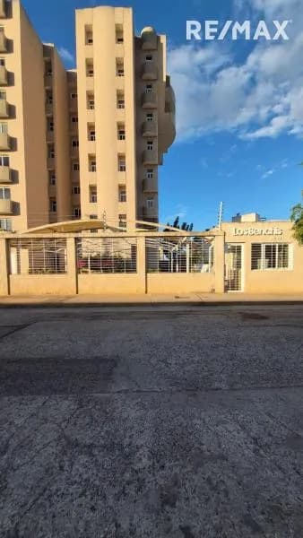 SE VENDE APARTAMENTO EN EDIFICIO LOS BENCHIS, SECTOR MONTE BELLO