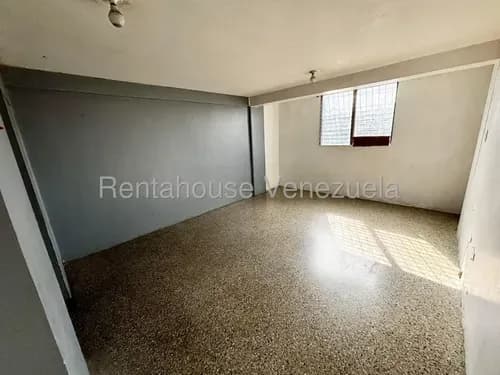 Raíza Suárez Vende 2 6 1 1 7 4 7 Excelente Apartamento Con 3 Habitaciones, Baño, Sala, Comedor Y Cocina Funcional, Piso Bajo En La Av. Libertador Barquisimeto
