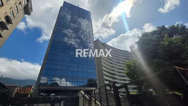 Alquiler de Amplia y amoblada Oficina en Torre Poliprima Santa Eduviges CC
