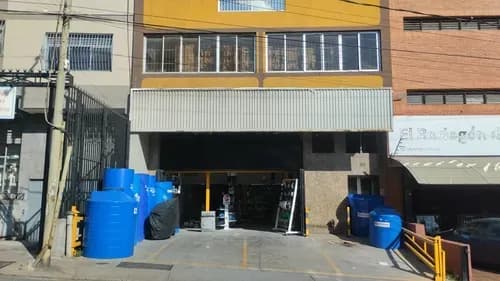 Local En Alquiler En La Av. Principal De Boleíta. Con Área De Depósito Y Oficinas