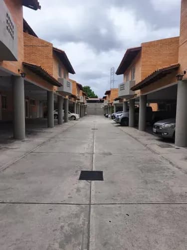 Leslie Vend Bello Townhouse En Mañongo, Res. Villas Menhir, Naguanagua