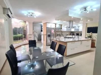 Villa en venta en campo de golf con muelle