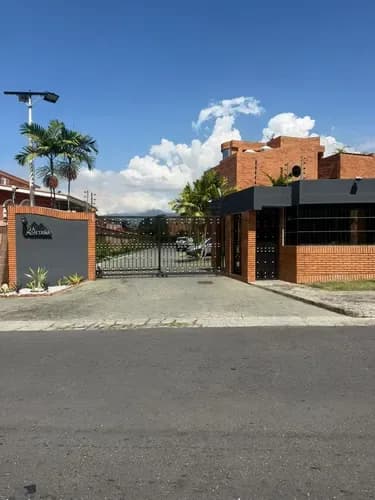 Townhouse En Venta En El Trigal Norte Res. La Montaña (jct)