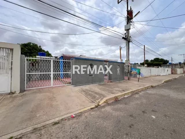 Casa con local comercial en venta en la Urbanización San Miguel, Maracaibo