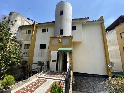 Acogedor Townhouse En Venta De 3 Niveles En La Urbanización Lomas De Monteclaro Con Doble Entrada, Por El Club Monteclaro O Por San José De Los Altos