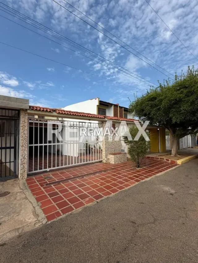 CASA VENTA URBANIZACIÓN LAGO MAR BEACH CALLE CERRADA ZONA NORTE MARACAIBO