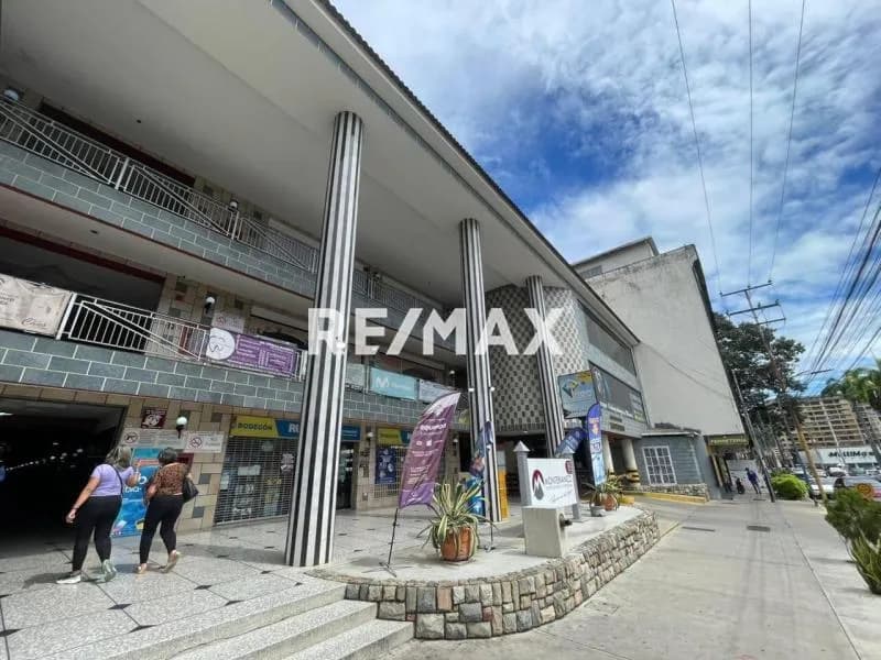 Se alquila local comercial en el CC Montebianco Valencia