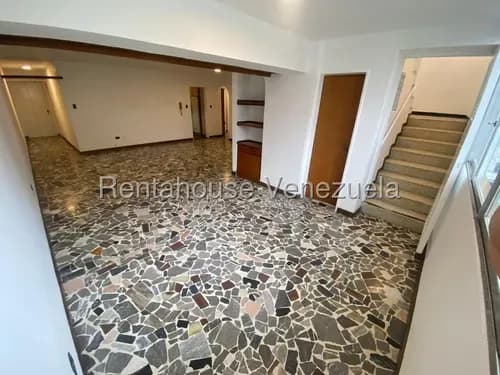 Ip Vendo Apartamento En La Urbina En Calle Cerrada, Con Terraza Y Vigilancia 26-20036 Yf