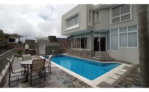 Casa En Venta Con Piscina: Urb. Club De Campo, San Antonio.