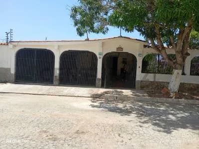 Casa Familiar con Piscina y Gran Reserva de Agua en Conjunto Privado, Porlamar