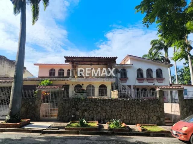Casa en venta para remodelar en la Urbanización Trigal Norte