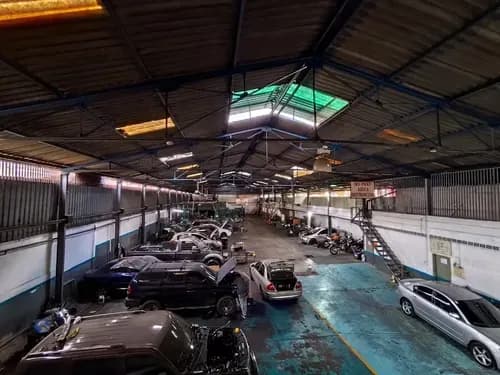 En Venta Amplio Galpón, Ubicado En Boleíta Sur. Solo Cliente Directo. (r.o)