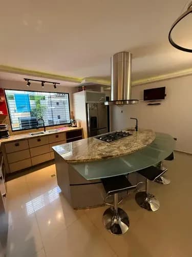 Hermanas Mota Venden Moderno Townhouse Equipado
