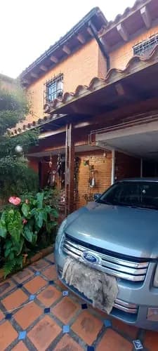 Townhouse De 300 Mts 5 Hab 3 Baños 3 Puestos
