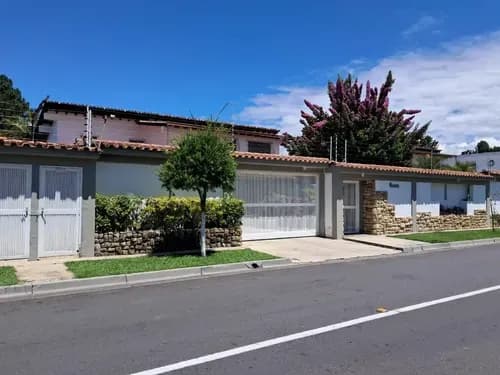 Casa En Venta En La Urbanización Los Picachos De Club Hípico, Los Teques
