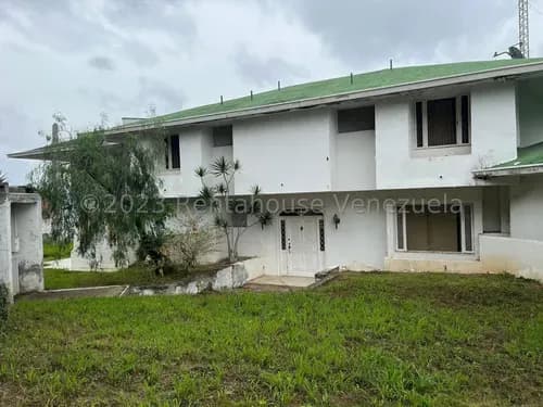 Extraordinaria Propiedad Para Remodelar En Venta - Urb. Colinas De Tamanaco
