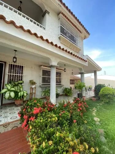 Amplia Casa En Prebo, Con Gran Potencial Comercial 445 Mts2 Planta Alta 4 Habitaciones 3 Baños 6 Estacionamientos. An