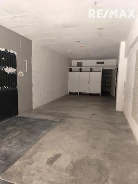 Alquiler de oficina de espacio triple en Centro Comercial Regina.
