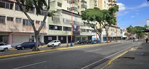 Se Venden 2 Locales Unidos En La Av Lara A Pie De Calle De 350m2. Con 2 Baños En La Planta Baja Y 4 Baños En La Planta Alta Para Un Total De 6 Baños .