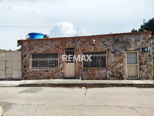 Casa en venta con tres anexos, generando ingresos