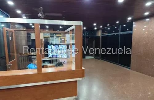 Oficina En Alquiler Los Dos Caminos Totalmente Amoblada Con Capacidad Para Dieciocho Puestos #26-1322