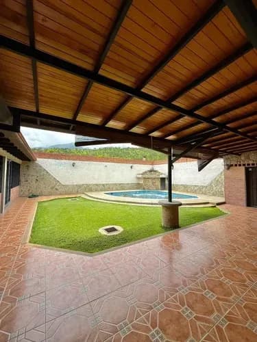 Hermosa Casa Con Piscina Interna En San Diego La Cumaca