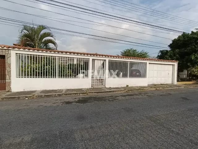 EN VENTA CASA URB FUNDACION MENDOZA