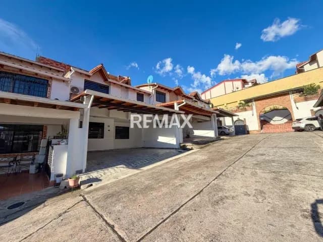 En Venta Casa lista para mudarse totalmente amoblada Urb La Muralla, subiendo por el hotel Jardín