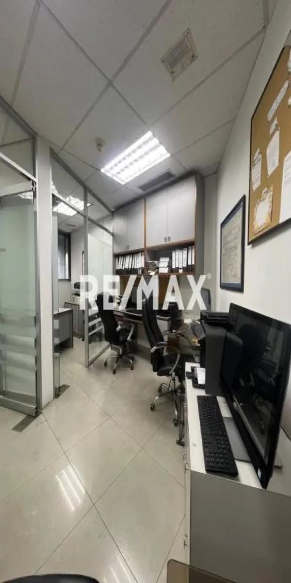 En venta oficina remodelada y completamente amoblada. Centro Empresarial Miranda, Los Ruices.