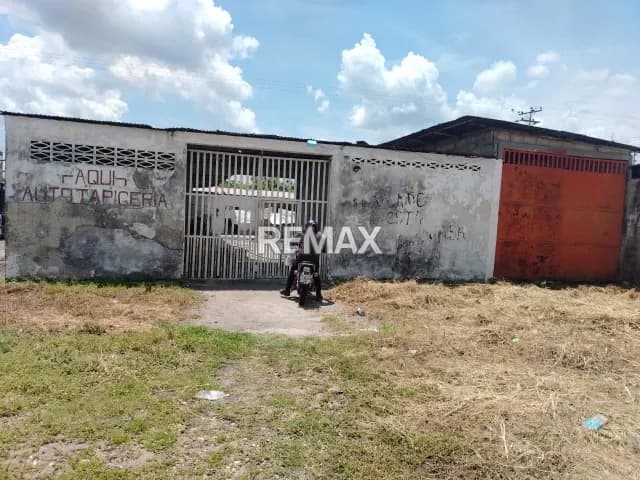 En VENTA Casa con 2 galpones en plena via Perimetral del Dividive