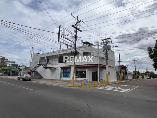Hermoso Local Comercial en Av. Santa Rita Maracaibo