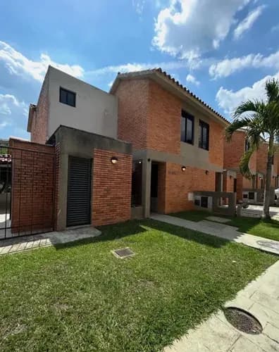Townhouse En El Conjunto Residencial Villa Capri Urbanización Altos De Guataparo Valencia Estado Carabobo LG Solo Clientes