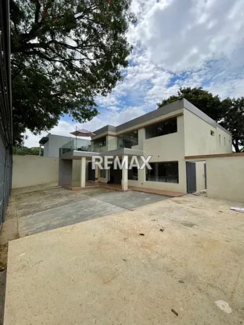 EN VENTA CASA CON POTENCIAL COMERCIAL en Urb. El Trigal CALLE ABIERTA.