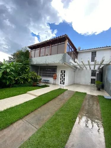 Exclusiva Casa Quinta En Trigal Norte: Res. Las Clavellinas Con Piscina, Parrillera Y Acabados De Lujo En Conjunto Cerrado Eglis González