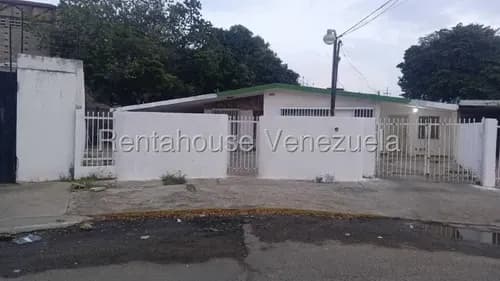 Amplia Casa En Venta En Urbanizacion La Coromoto Para Remodelar, Consta De 5 Habitaciones Mas Servicio, 4 Salas De Baño, Construida Sobre Un Terreno De 750mtrs2, Amplio Estacionamiento. LG