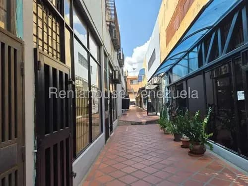 Local Comercial Detras De La Alcaldia De Valencia Ideal Para Oficina, Espaciosa Y Bien Ubicada Cuenta Con: Aire Acondicionado, 2 Banos, 2 Cubiculos Interno,
