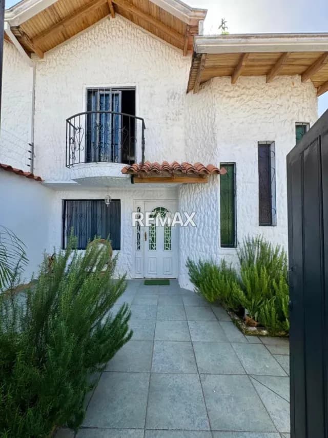 En VENTA CASA EN Av. LA ULA Villa Granadina