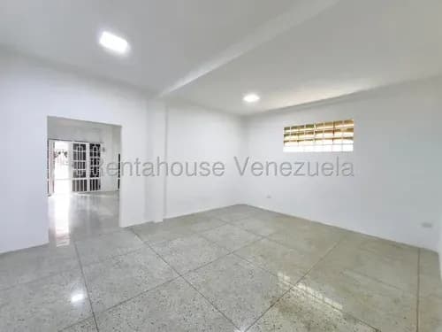 En Alquiler Local Comercial, Calle Páez La Victoria, Estado Aragua, 25-14579 Gf