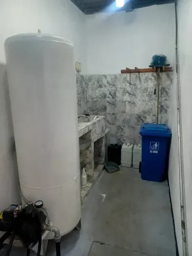 Edificio Comercial Ubicado En Av Michelena Zona Comercial 1200 Mts2 De Construcción Tanque De 20.000 Litros De Agua Planta Eléctrica Ascensor, 1000 Toneladas De Capacidad Galpón Y Bodegó