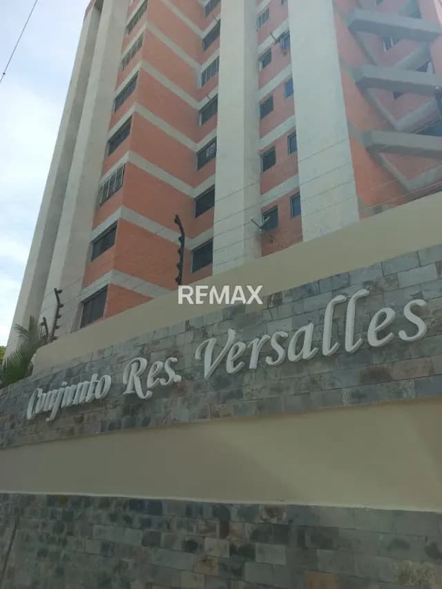 APARTAMENTO URB. SAN JACINTO RES. VERSALLES
