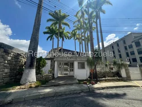 Estupendo Apartamento En Urbanización Miranda, Hermosa Vista Al Ávila. Excelente Estado De Mantenimiento. Área De Recreación. Piso Bajo 26-14070 Ng